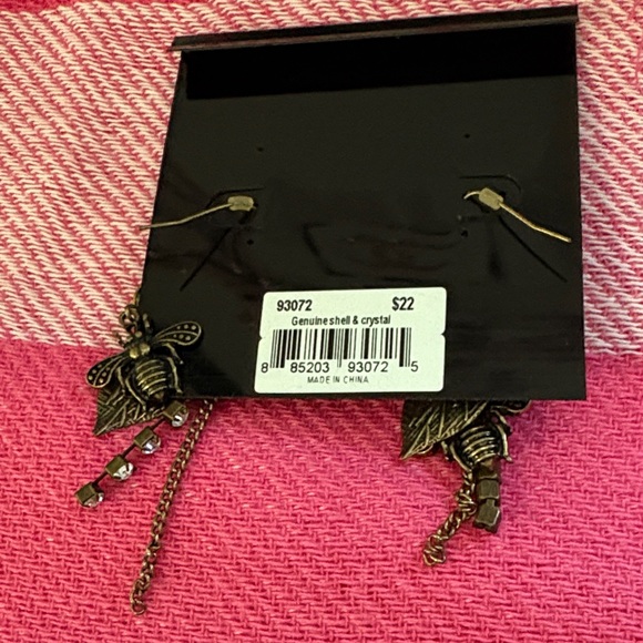 Cookie Lee Gold Leaf, Bee Earrings with Pearl and antique gold - Picture 2 of 2